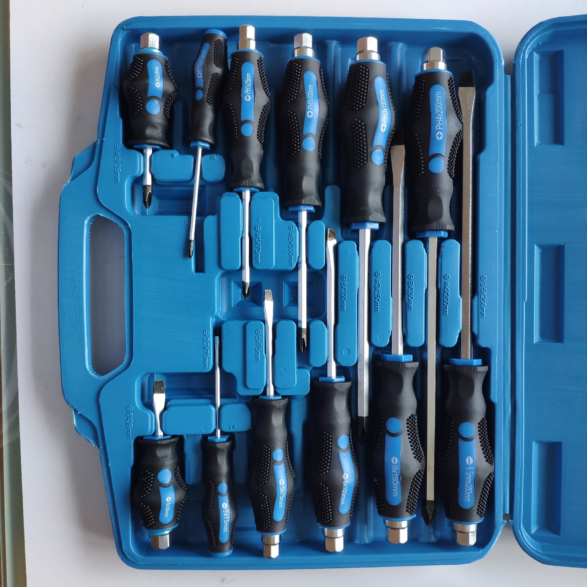 Jiande Factory specializes in exporting 12-piece sets of plastic box sets for screw screwsters with through-hole handles full figure