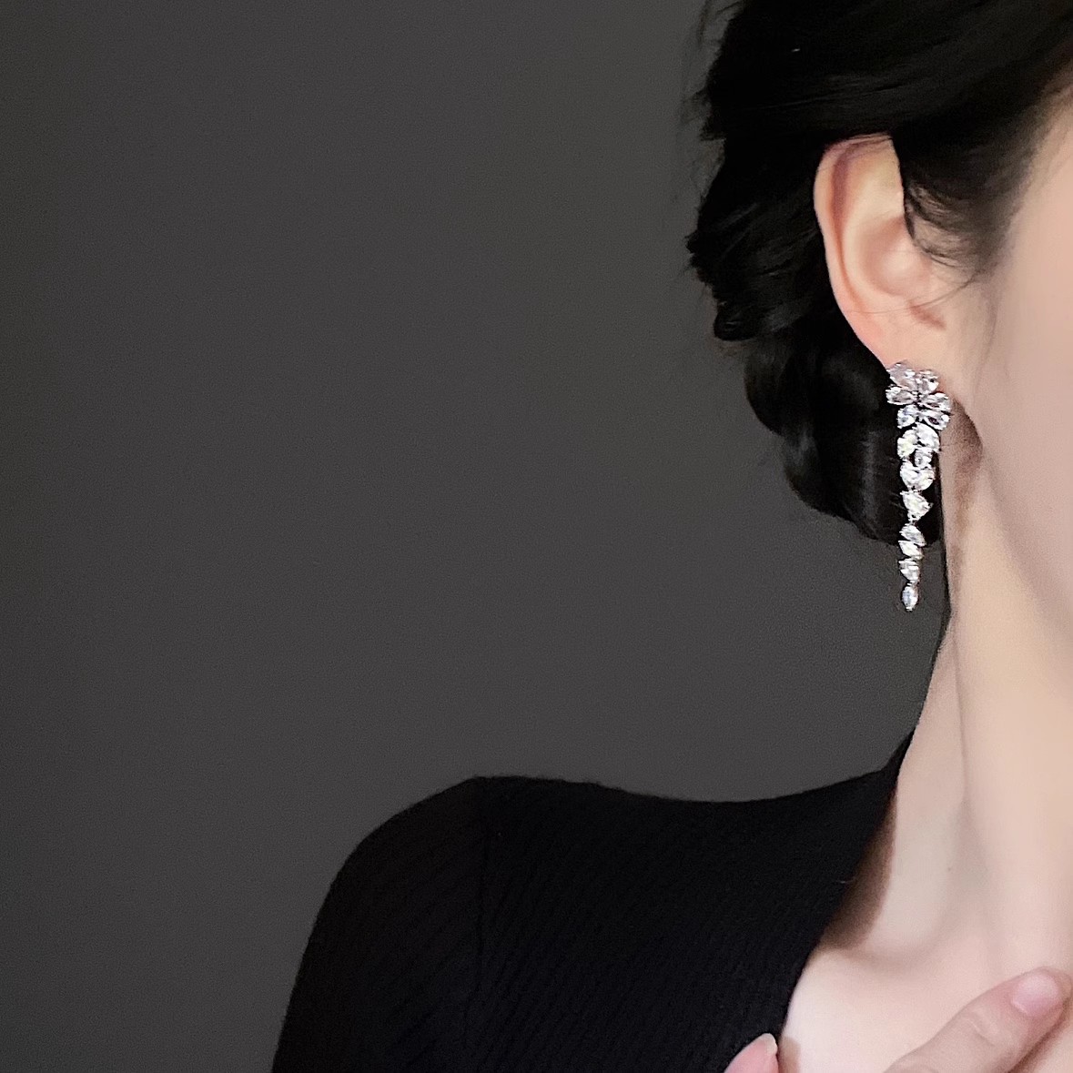 Heavy Industry Zircon Super Sparkle Long tassel stud earrings, round face slimming and elegant earrings, fashionable, light luxury, versatile earrings and accessories Application Scenario