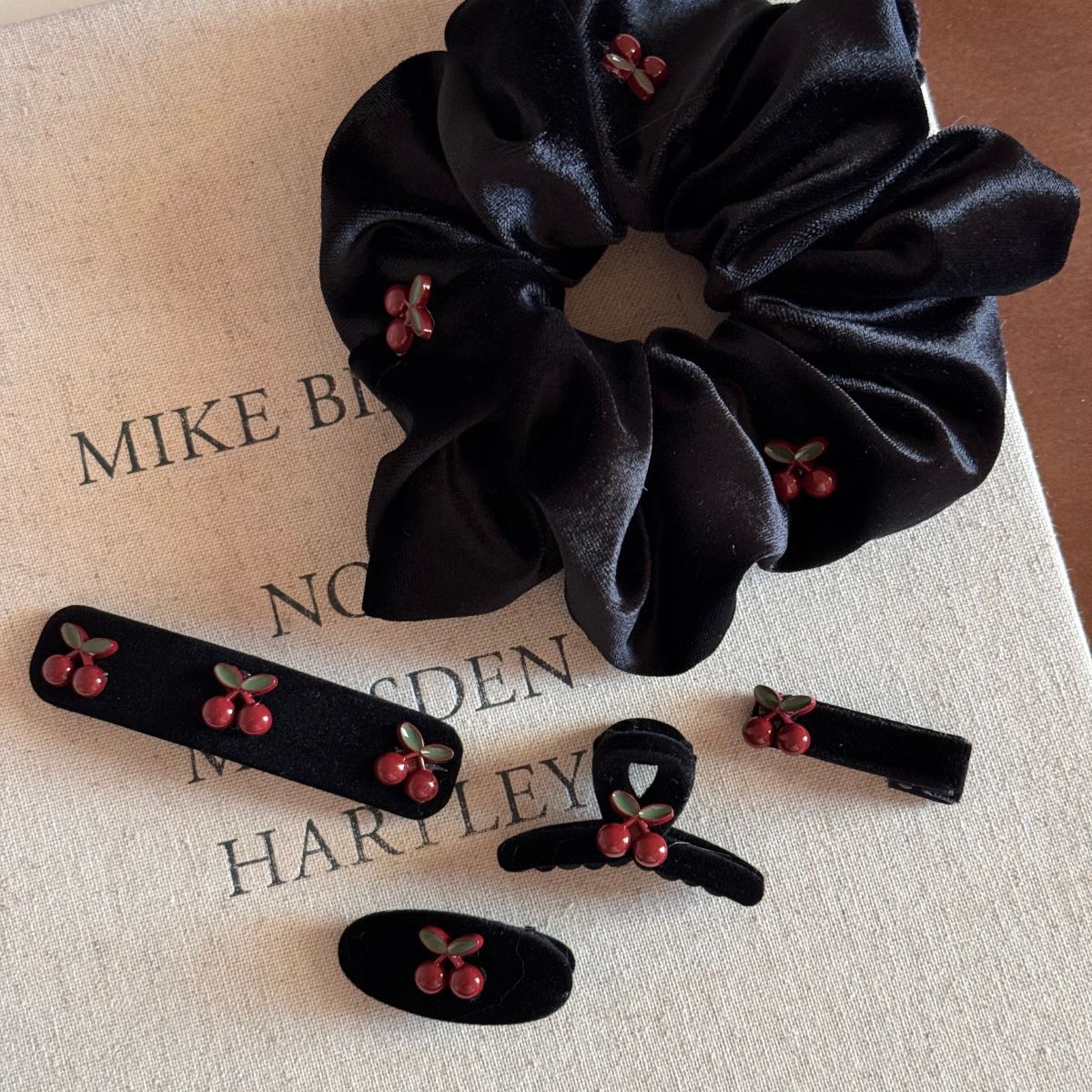 Early spring red cherry retro hair clips for women, black velvet small scratch clips, BB clips, sweet and cute bangs hair accessories, new style details Picture
