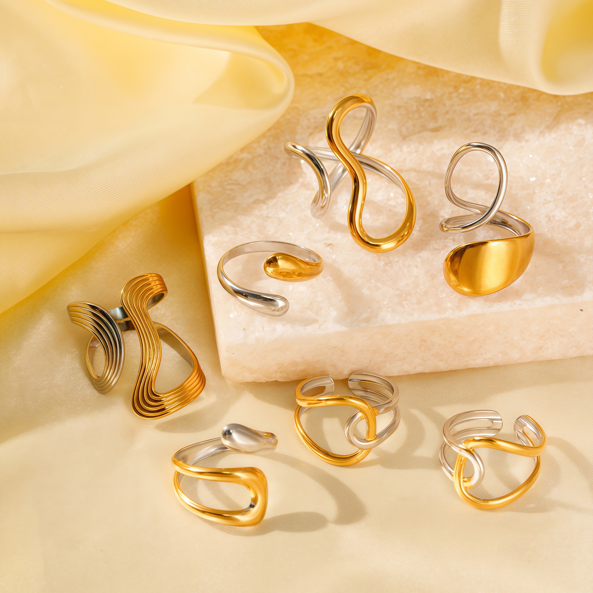 Wholesale of high-end, light luxury stainless steel rings with gold lines in European and American fashion, gold-plated and color-matched titanium steel rings in diamond color details Picture