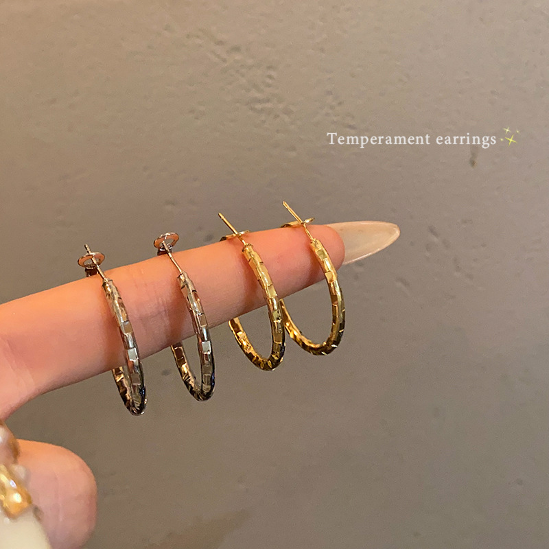 Simple and delicate silver circle earrings for women, a new bestseller in 2025, with a high-end feel. The ear loops and ear rings are niche design earrings Specification drawing