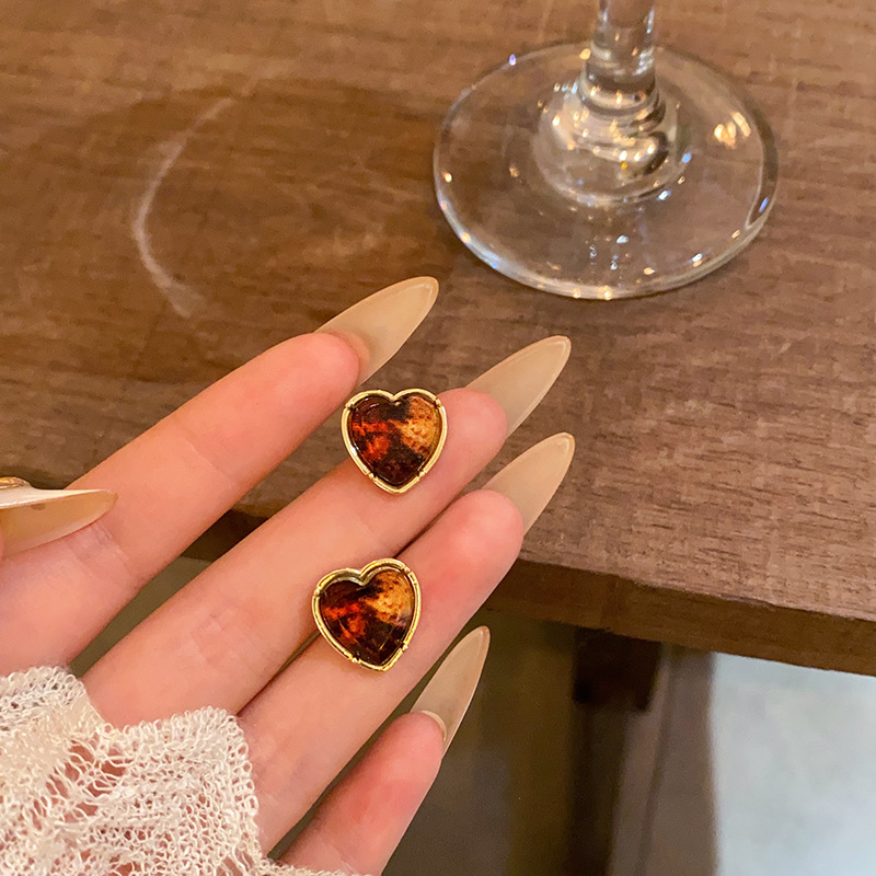 Amber heart-shaped earrings for women, retro, niche and simple heart-shaped stud earrings, high-end, fashionable and individual earrings wholesale full figure