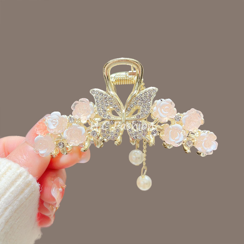 Medium-sized super fairy pearl flow grappling clip, high-end and light luxury hair clip, new fashionable shark clip, semi-tied hair accessory Application Scenario