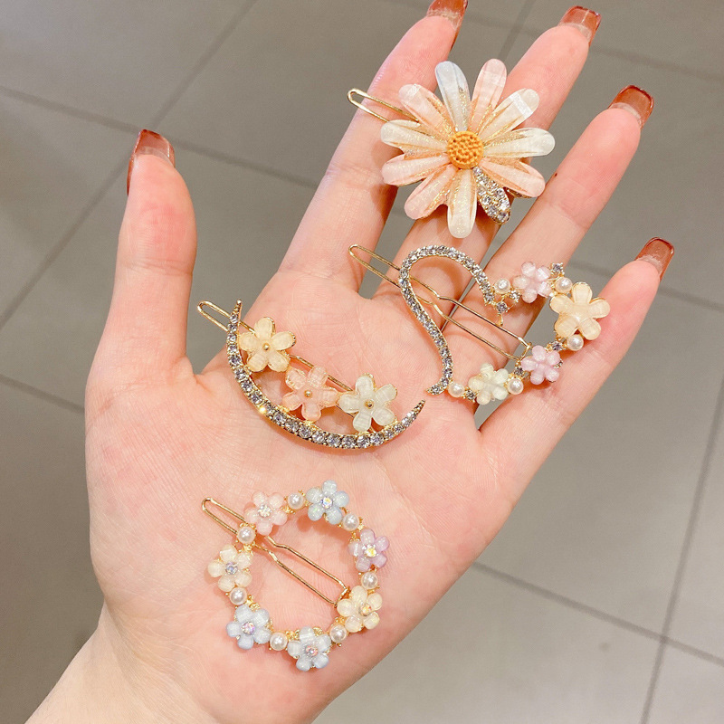Water diamond hair clips, super fairy-like crystal flower hair clips, simple and fresh pearl hair clips, popular bangs by the seaside clips Application Scenario