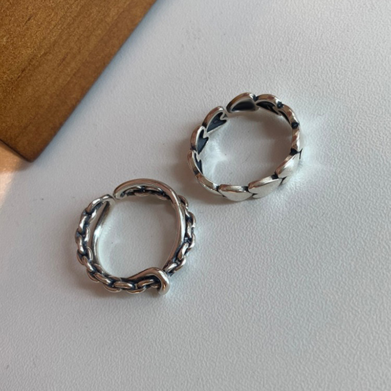 A new type of ring with a simple and unique Korean style, featuring a plain heart-shaped ring with an open mouth, and a cold and feminine cross-chain design Application Scenario