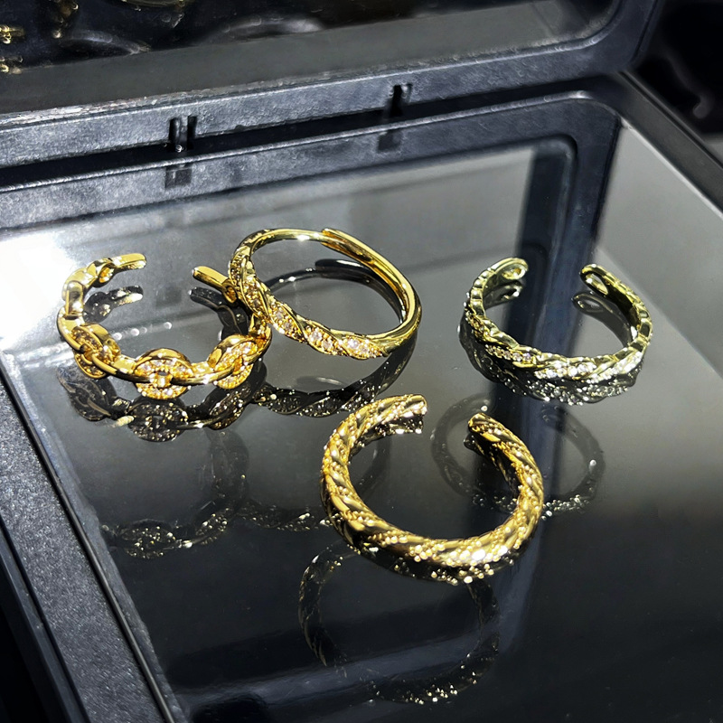 This simple geometric twist plain ring with a small open ring exudes a cold and elegant feminine charm. It is a niche, fashionable and versatile index finger ring trend full figure