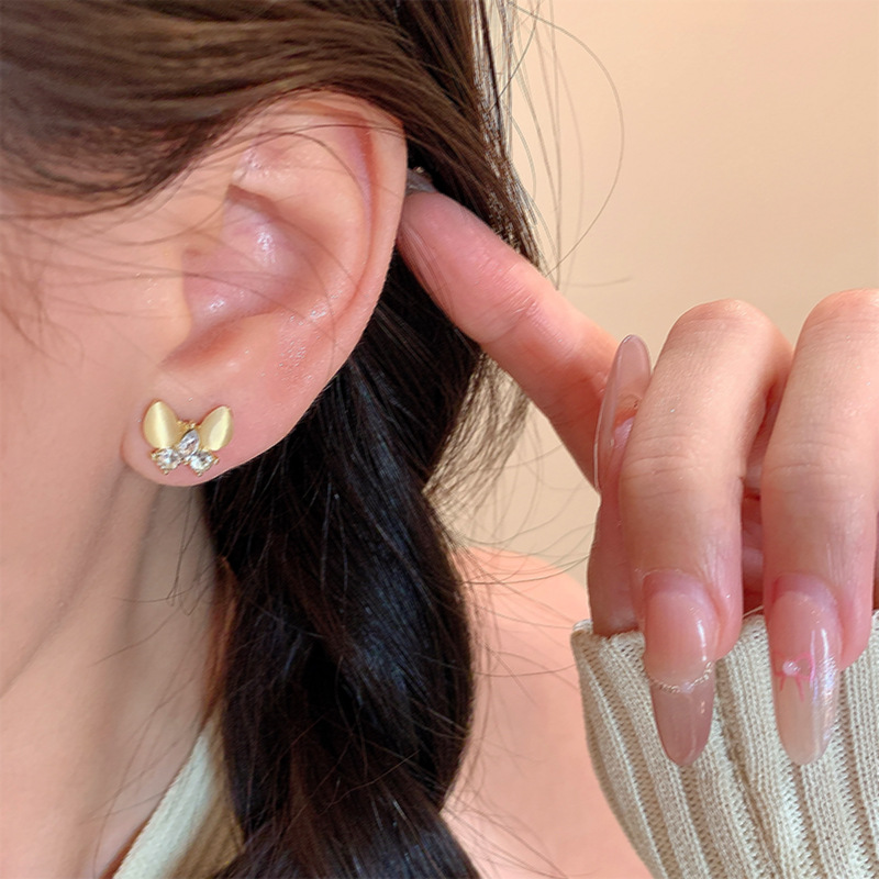 Diamond-encrusted cat's eye stone butterfly stud earrings for women, 2025 new style, light luxury, high-end and elegant style earrings, individual and small earrings Specification drawing