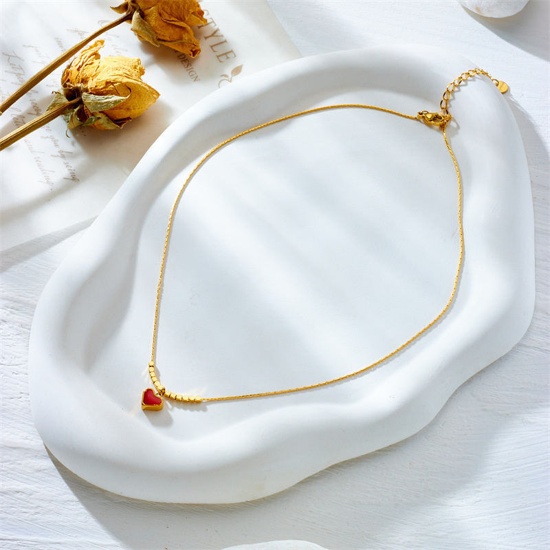 This is a fashionable, niche and unique design with a simple and high-end feel. It features a metal oil-dripping heart-cut square beaded chain necklace Specification drawing