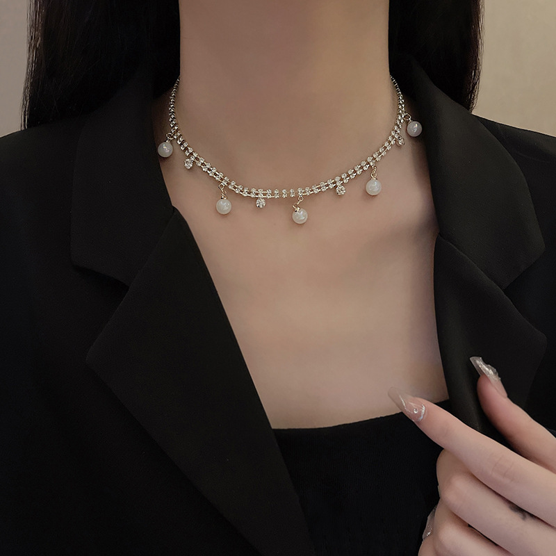 A retro European and American pearl necklace with a touch of luxury and sophistication, exuding a trendy vibe. The collarbone chain is an extremely elegant accessory Application Scenario