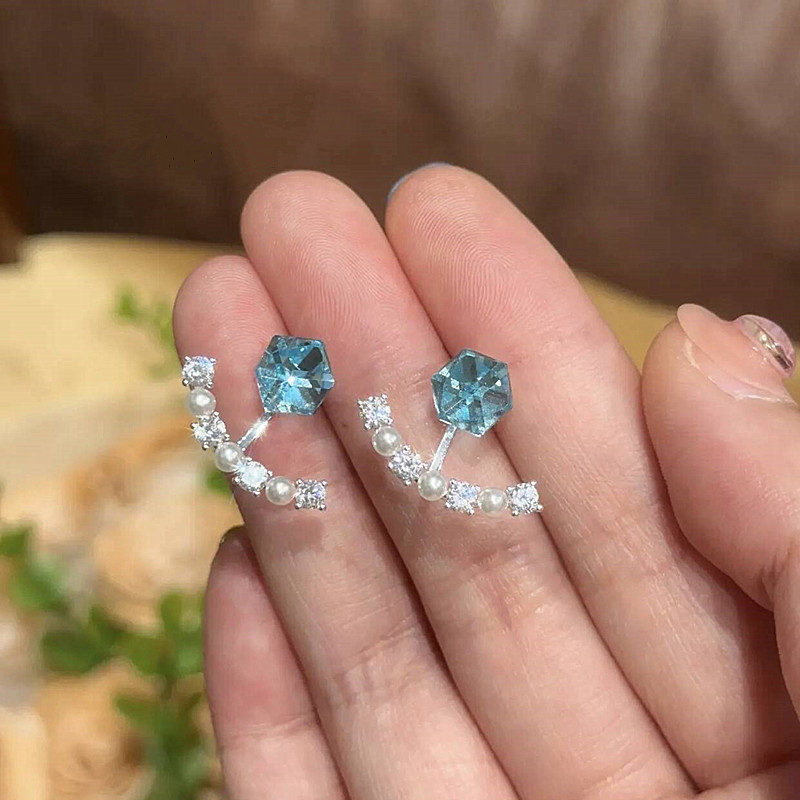 Blue diamond-shaped zircon pearl earrings for women exude a light luxury and high-end vibe. The unique and exquisite stud earrings are a pair of earrings Specification drawing