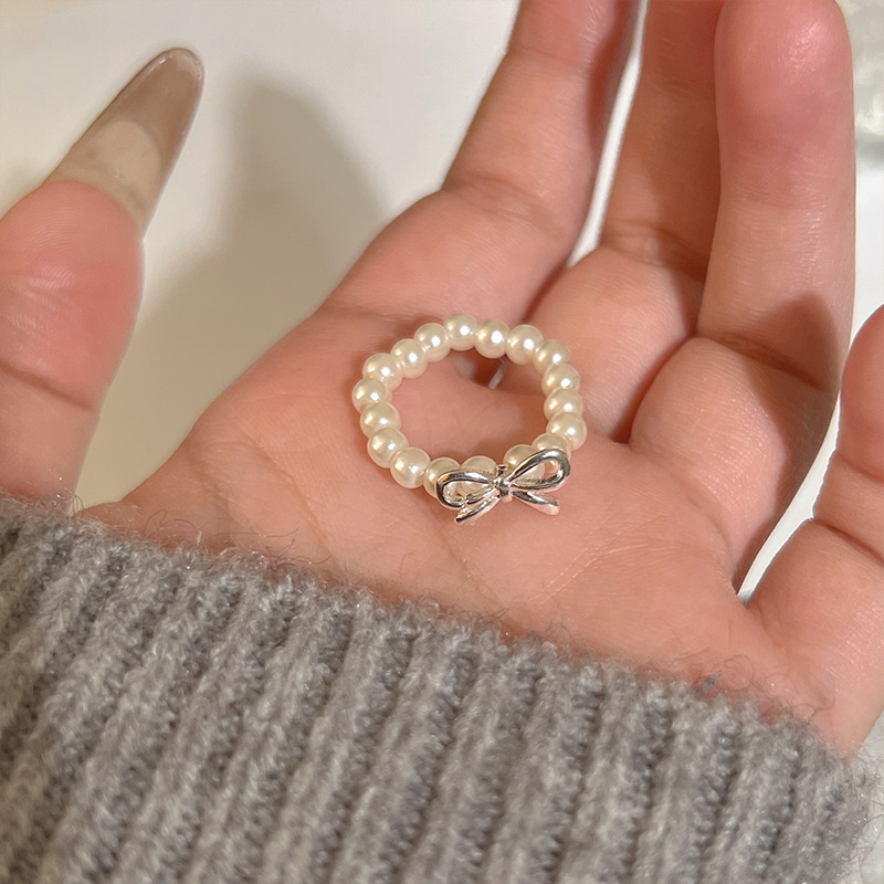 Korean-style bow pearl beaded ring, elegant and stylish in Instagram style, simple and versatile, high-end index finger ring accessory Application Scenario