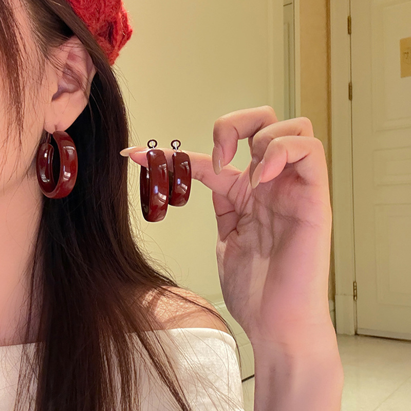 Ankela wide-brimmed earrings for autumn and winter, fashionable for women to show off their faces, small ear rings with a circular and high-end feel, and ear studs are best-selling earrings full figure