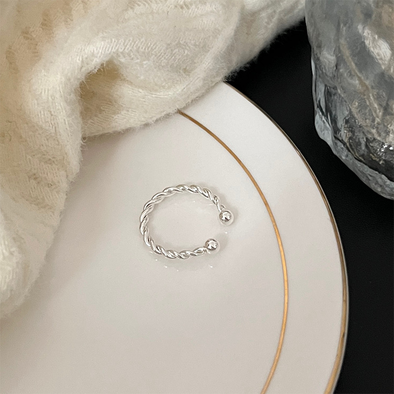 Simple design, ins twist opening, high-end and exquisite style ring, a niche design for women, simple and versatile ring for women Application Scenario