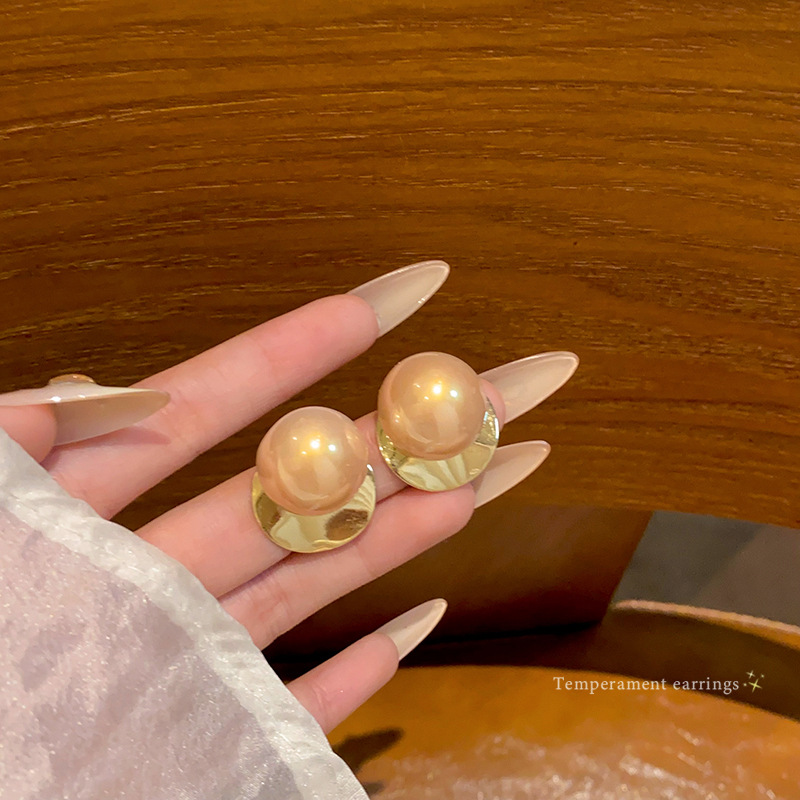 925 Silver needle Light Luxury, niche, simple and elegant pearl earrings, the same geometric stud earrings as the trendy female Instagram influencers full figure