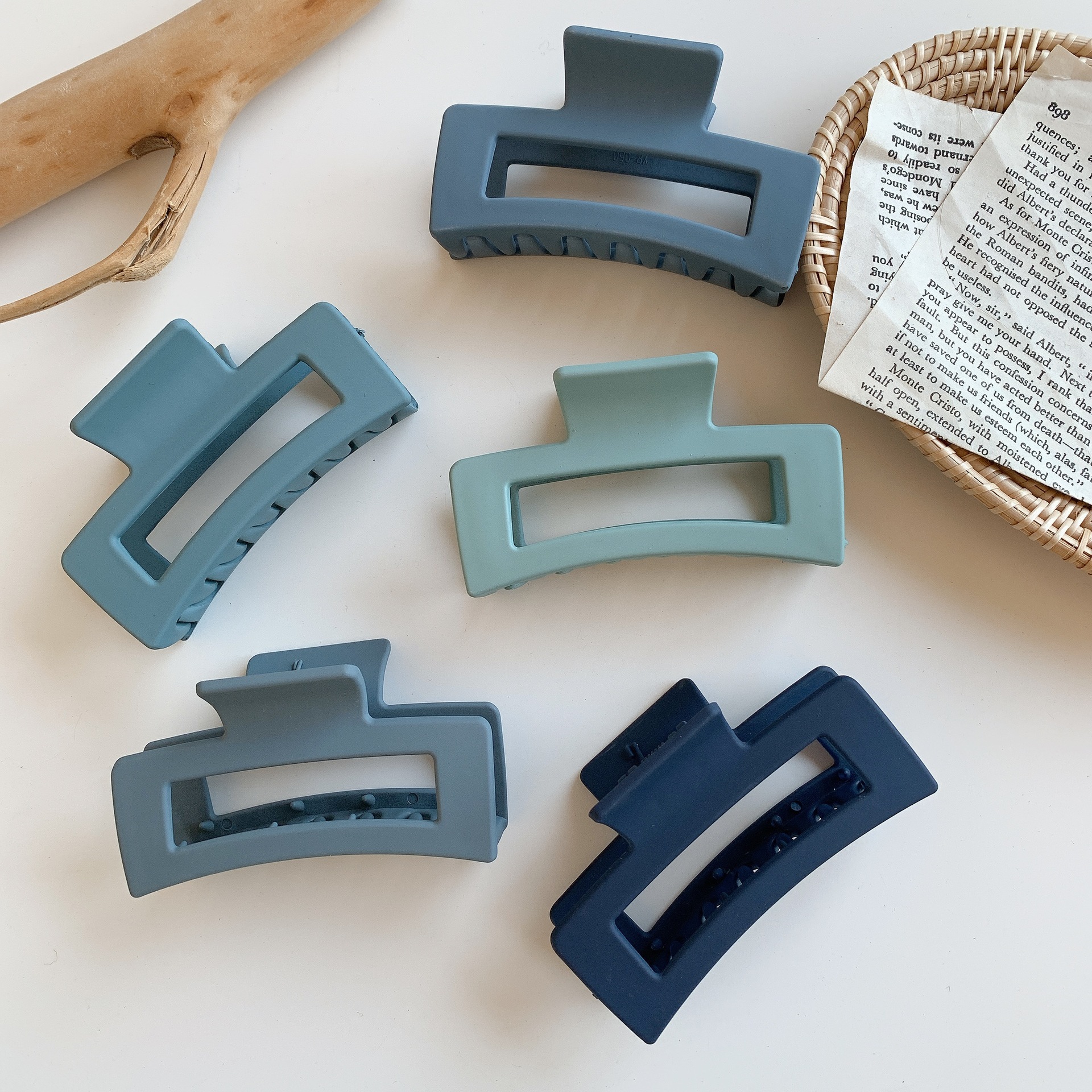 Square large matte texture gripper, simple hair gripper, retro French hair clip, Korean shark clip, large-capacity hair clip Application Scenario