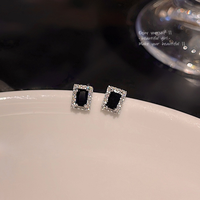 925 Silver needle exquisite micro-inlaid geometric stud earrings, a rare and high-end design for women in an Instagram style, versatile and popular earrings Specification drawing