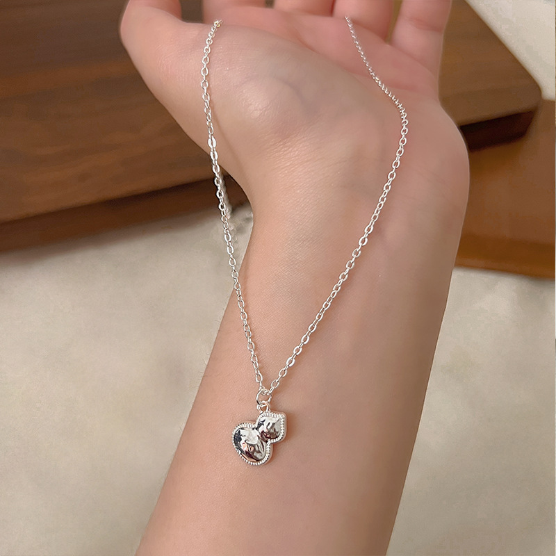 The 2025 new Chinese-style gourd pendant features a unique, fashionable and simple design. The collarbone chain is a retro and versatile necklace Application Scenario