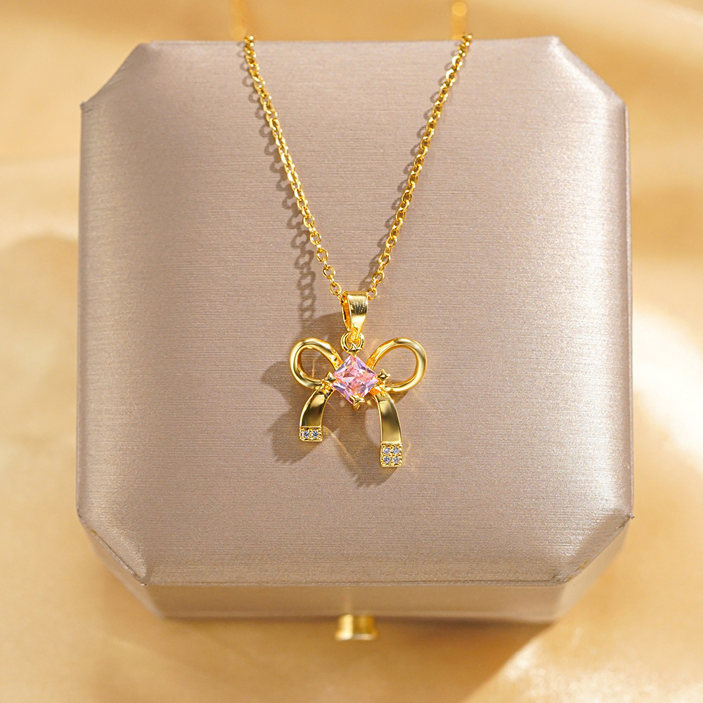 This fashionable and light luxury pink diamond bow necklace is a perfect match for women in summer. It exudes a unique collarbone charm and is a high-end pearl and diamond-encrusted accessory full figure