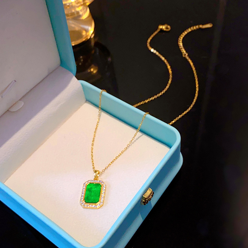 A simple and fashionable European and American geometric small square titanium steel necklace, a light luxury collarbone chain design accessory with a unique feminine charm Application Scenario