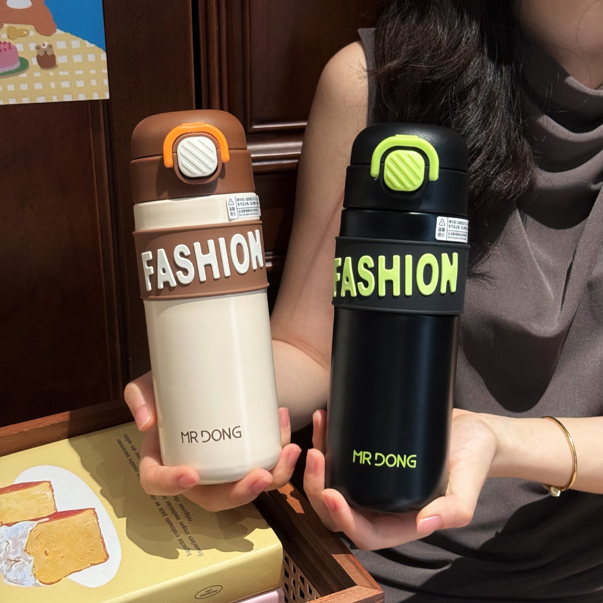 A new type of stainless steel vacuum insulated cup for men's outdoor use with a spring lid, a portable fitness double-drinking cup Specification drawing