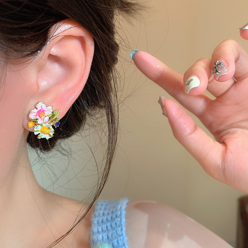 Enamel flower stud earrings for girls in spring, a sweet girl with a forest-like temperament and a high-end feel. These earrings are cute and asymmetrical Application Scenario