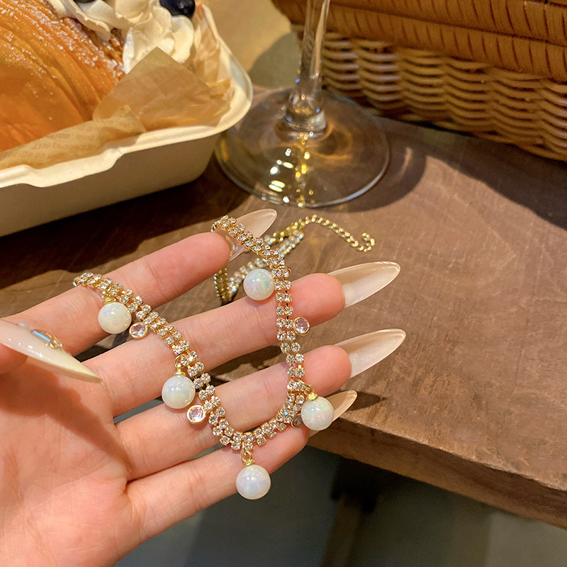 A French retro zircon pearl necklace with a touch of luxury and sophistication for women, a court style neckchain, and a collarbone chain accessory for a sophisticated socialite full figure