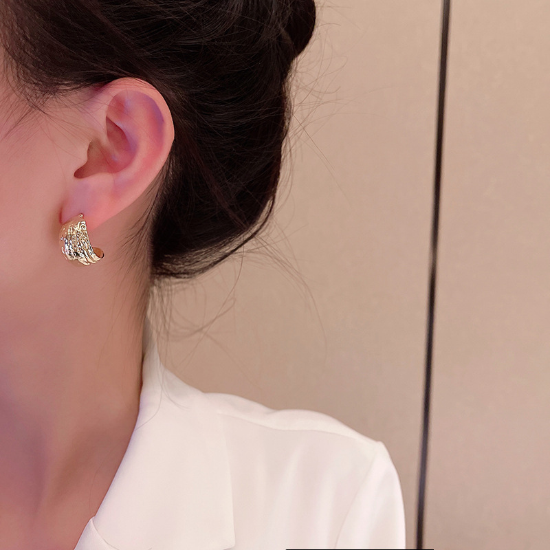 925 Silver needle exaggerated pleated metal C-shaped earrings, versatile and high-end stud earrings, a stylish and popular accessory for socialite Specification drawing