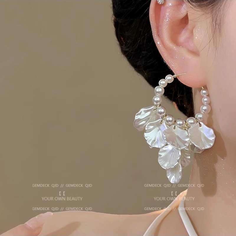 The new petal tassel earrings for women in the summer of 2025 are a light luxury, niche and high-end look. The stud earrings exude an ethereal charm and are long earrings Specification drawing