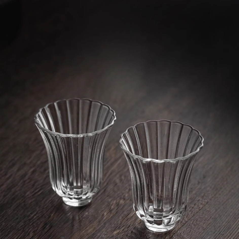 High borosilicate transparent high-temperature resistant glass small cups, owner's glass tea tasting cups, striped petal glass tea tasting cups Specification drawing