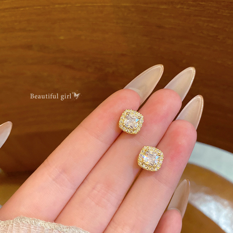 Exquisite micro-inlaid square zircon earrings for women, fashionable, light luxury, niche and high-end style earrings, sparkling diamond earrings wholesale full figure