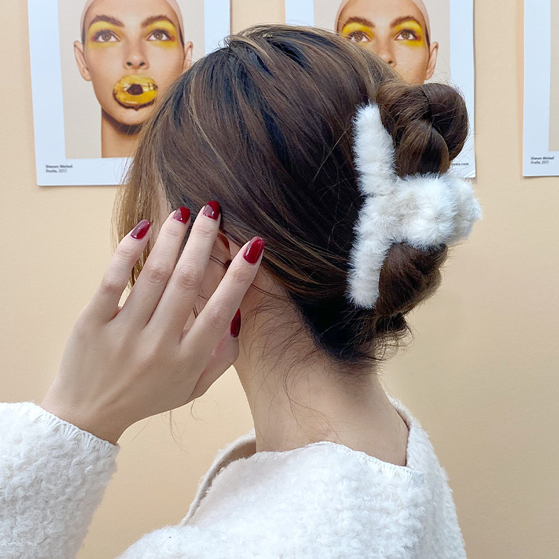 This is a simple and stylish hair clip and hairpin for the back of the head in the autumn and winter season, featuring a soft and fluffy Korean style Application Scenario