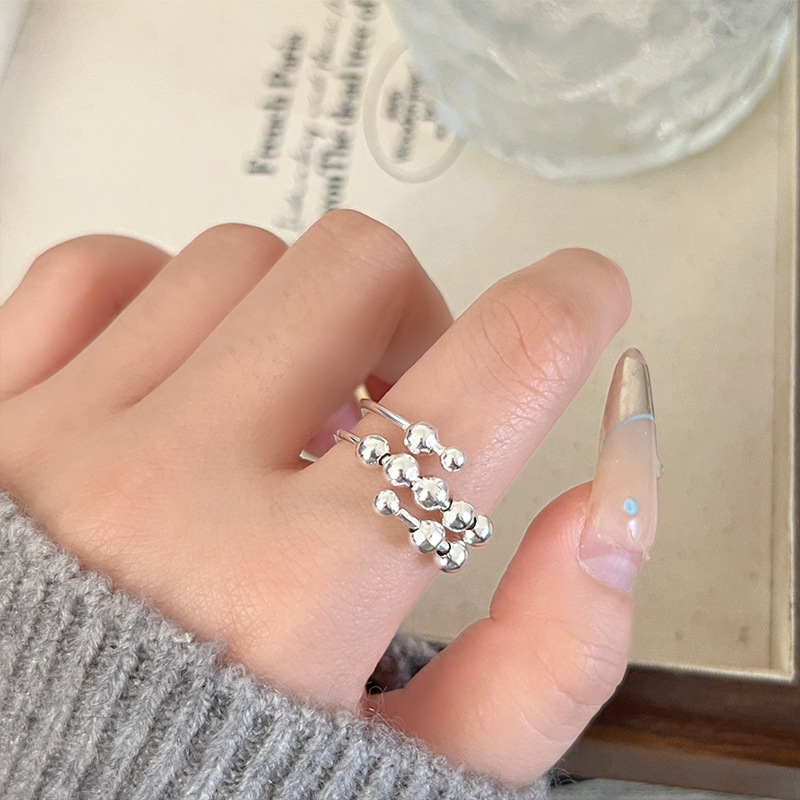 The same style of fashionable and simple ring on Xiaohongshu, with a light luxury and niche design for women. The opening is adjustable and it is a versatile accessory full figure