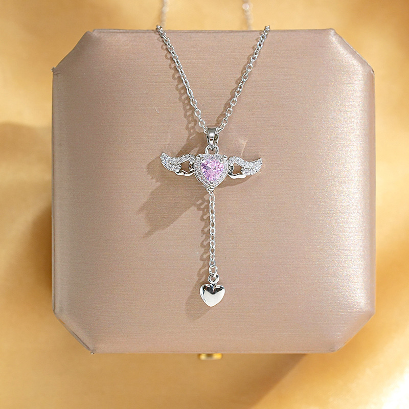 Real gold electroplated pink heart-shaped moving wing tassel necklace, female Internet celebrity light luxury design collarbone chain wholesale Application Scenario
