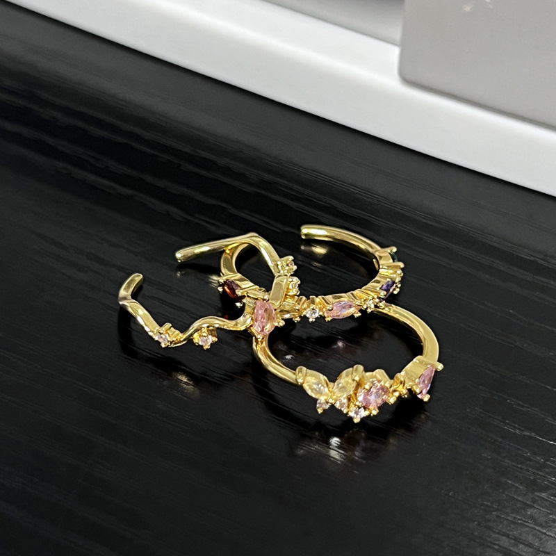 The new cute and sweet geometric pink diamond open-top ring is exquisitely stacked. It features a unique and versatile design for women Application Scenario