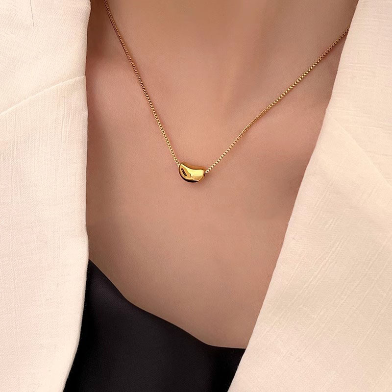 Exquisite golden love bean necklace for women, a light luxury and niche design sense neckchain, a new 2024 bestseller, a stylish collarbone chain details Picture