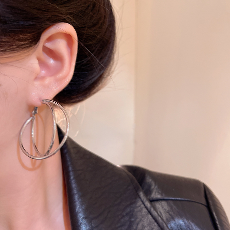 European and American exaggerated and individualistic large circle earrings for women 2025 new style simple ear ring circle individualistic and exaggerated earrings Application Scenario