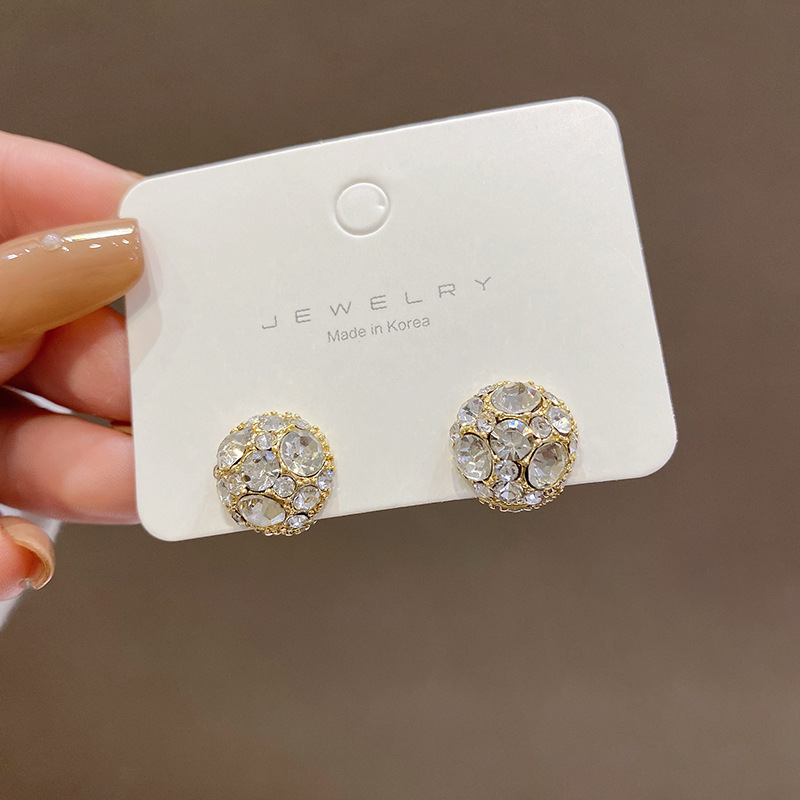 Japanese and Korean style super shiny design magnetic earrings, a niche creative female influencer, no ear piercings, ear bone clips, a unique earpiece Application Scenario