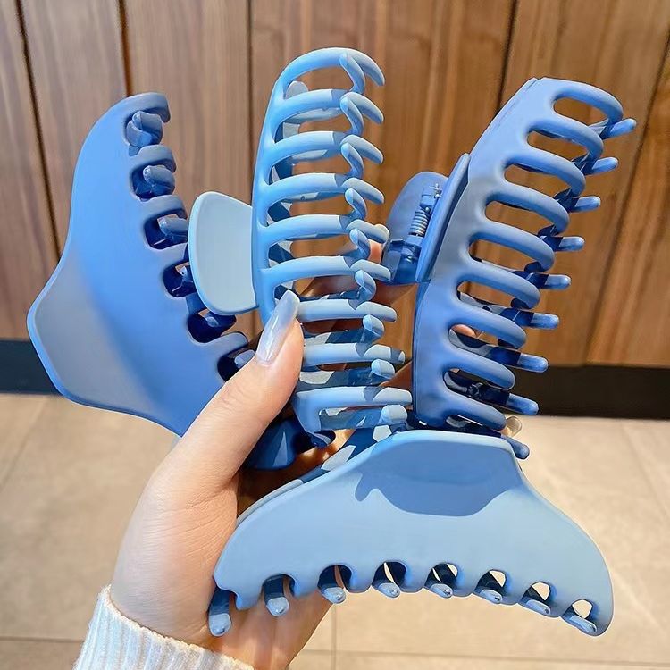 Klein Blue hair clip, a summer Internet celebrity for women, features a shark clip on the back of the head with a high-end look. It is a hair clip and headwear details Picture