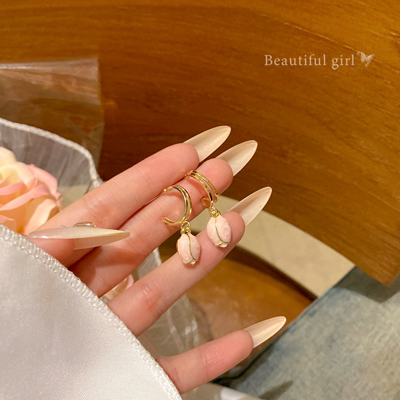 The pink tulip stud earrings with oil dripping are a new bestseller for women in 2024. They exude a sense of high-end elegance and are sweet and trendy earrings full figure