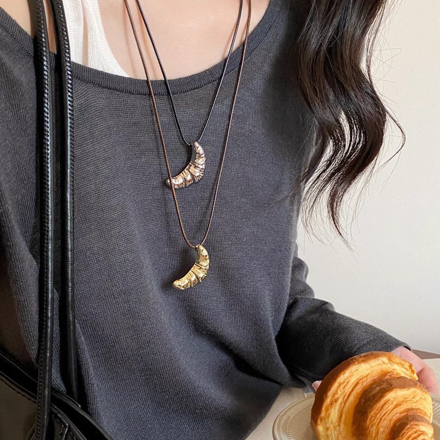Korean croissant black leather rope necklace for women 2024 new style, versatile and elegant long sweater chain collarbone chain accessory full figure