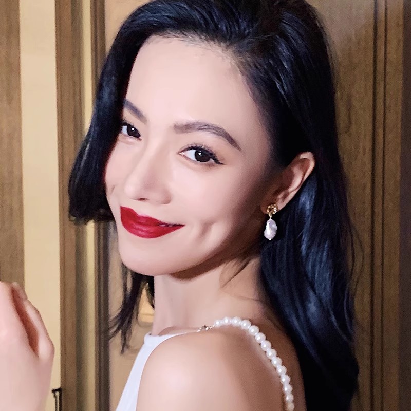 French Baroque irregular-shaped pearl earrings and accessories for women 2025 new bestsellers, elegant stud earrings, commuting personality earrings details Picture
