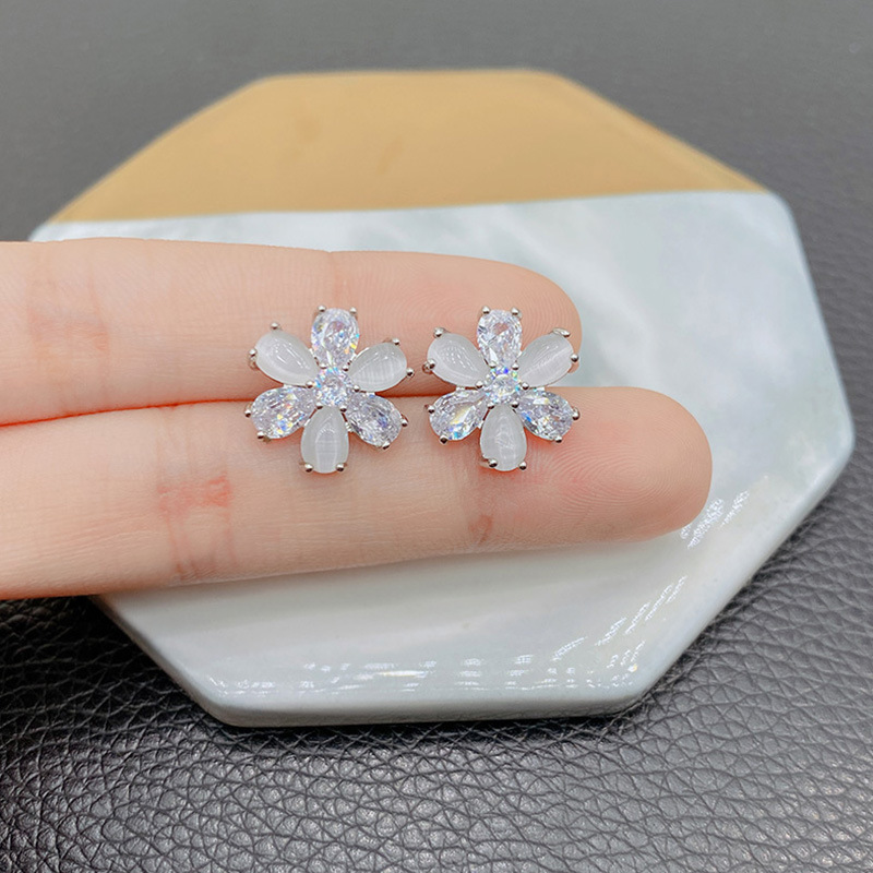 Light luxury, niche and high-end cat's eye stone flower ear studs, fashionable and versatile for women, simple and exquisite zircon earrings Specification drawing