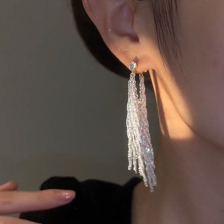 The Galaxy Waterfall tassel earrings exude a sense of feminine sophistication and a touch of light luxury. The long earrings are super dazzling and exquisite, and are exaggerated earrings that are popular among Internet celebrities Specification drawing