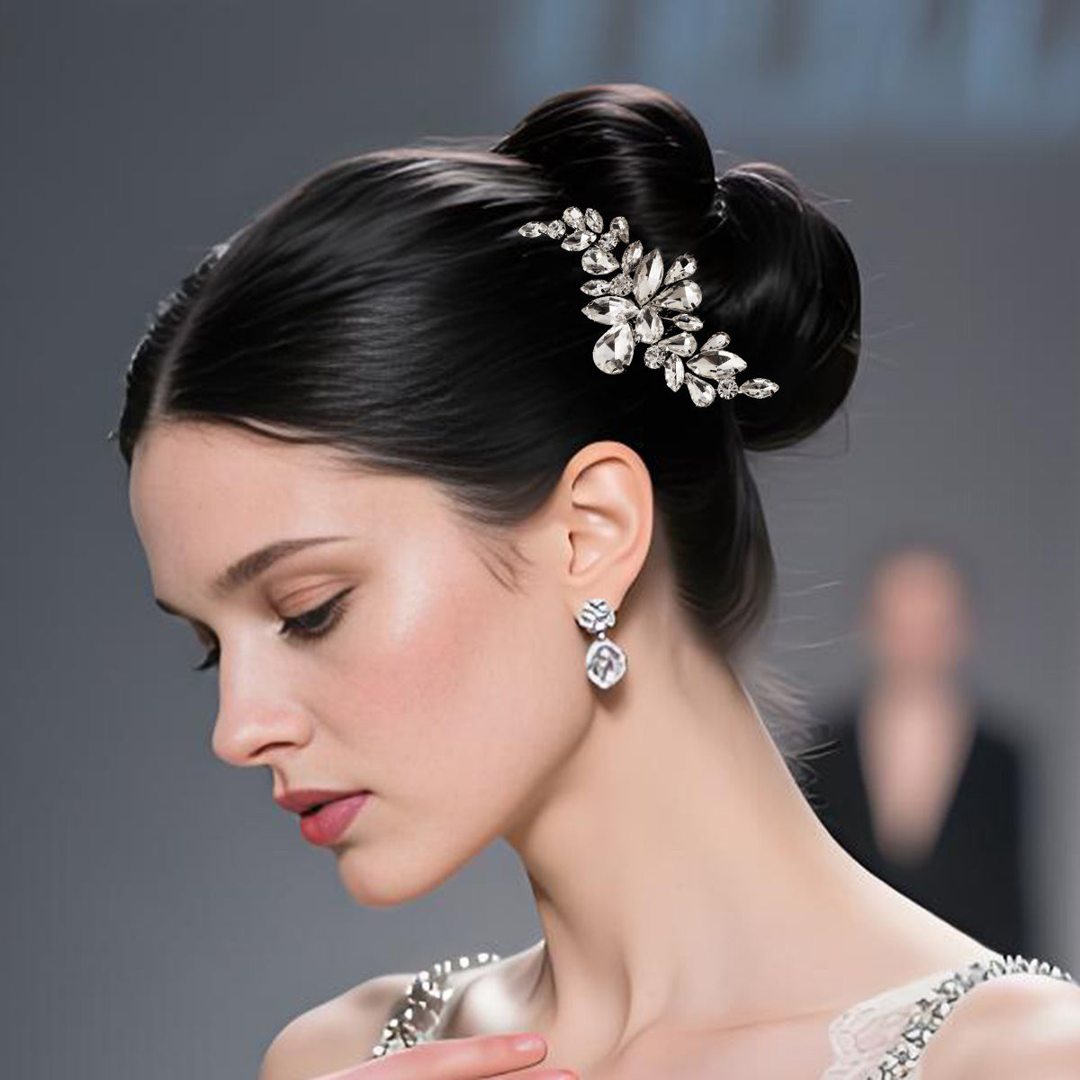 The light luxury and high-end water diamond flower hair comb is a perfect wedding bun style for brides, a versatile and dazzling hair accessory for wedding photos full figure