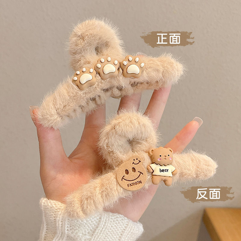 Autumn and winter plush claw, cat paw, bear hair, back of the head, shark clip, hair clip, children's hair clip, headwear Application Scenario