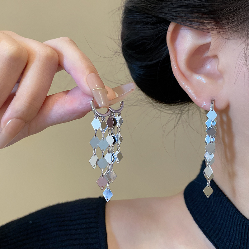 The sparkling diamond-shaped tassel earrings for women are a new 2024 bestseller with a light luxury and high-end feel. The ear studs have a unique and elegant style Specification drawing