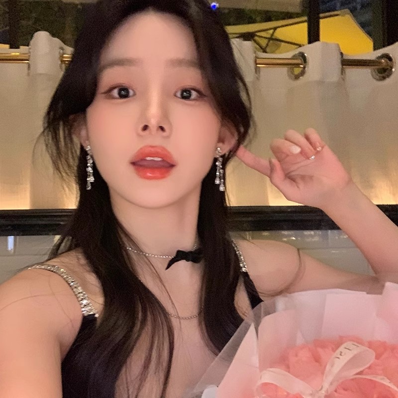 Diamond-encrusted heart zirconium water drop tassel earrings for women, a light luxury, niche and high-end look. Korean version exquisite and best-selling stud earrings details Picture