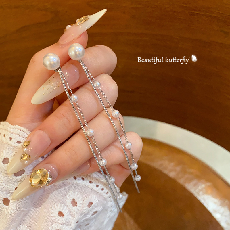 The long tassel pearl stud earrings from Dongdaemun, South Korea, are fashionable, simple and elegant for women. They are high-end earrings with a sense of sophistication full figure