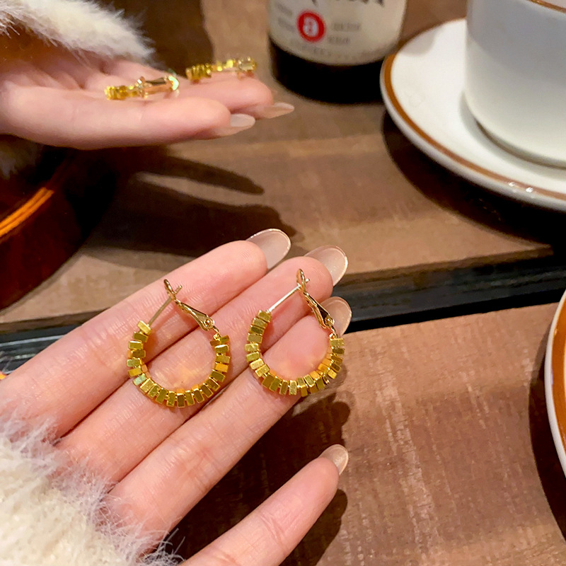 Metallic silver small square earrings, a high-end and elegant women's light luxury bestseller, are a new style of earrings that are popular on the Internet in 2025 Specification drawing