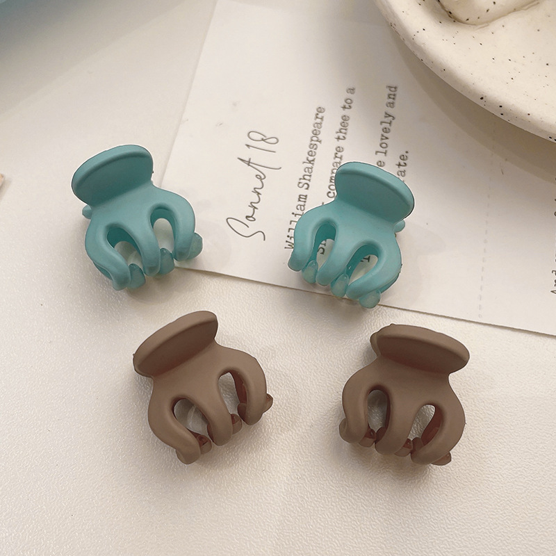 Mini hair clips, cartoon and cute hair clips, popular side bangs, girl's small clipper, side hair accessory, headwear Application Scenario